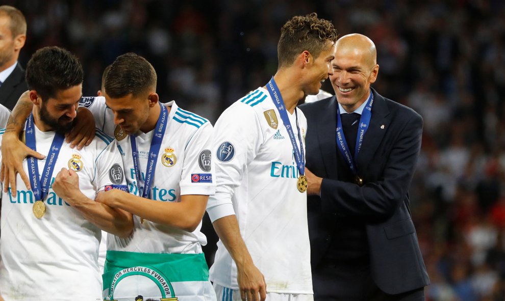 El entrenador del Real Madrid, Zinedine Zidane, celebra con Cristiano Ronaldo la victoria en la final de la Champions.-REUTERS