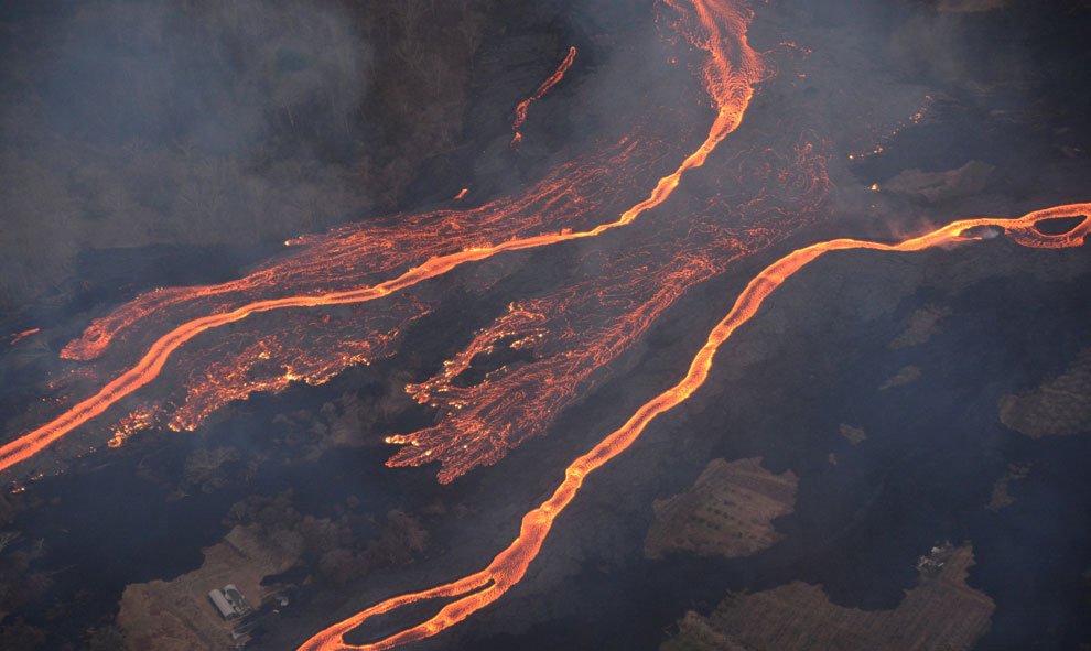 La erupción más grande de la década ha creado auténticos ríos de lava, destruyendo a su paso más de 40 casas hasta la fecha. / Reuters