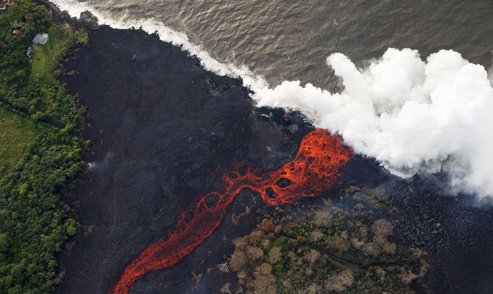La lava ha llegado a desembocar en el mar en Malama Flats, en Pahoa (Hawai). / EFE