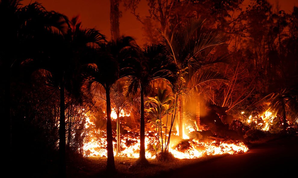 Las autoridades han evacuado la zona ante el peligro que ha generado el volcán Kīlauea en Pahoa, Hawái. / Reuters