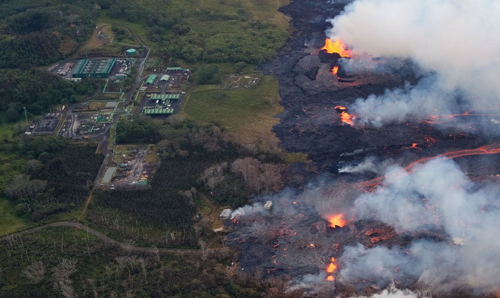 Vista aérea de la lava llegando a la estructura Puna Geothermal Venture, una planta geotérmica en Pahoa, Hawai. / EFE