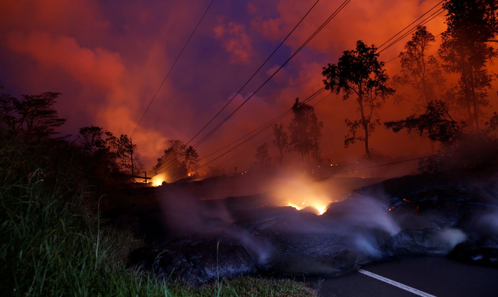 Un flujo de lava desde el volcán Kilauea iluminó el cielo nocturno, en Leilani Estates, Pahoa, Hawai. / Reuters