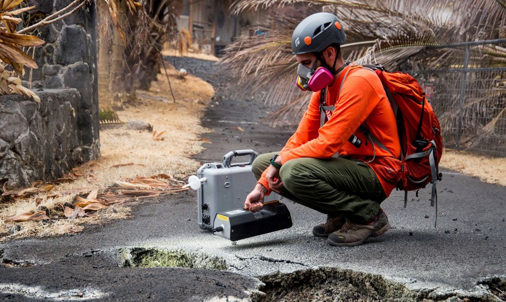 Un voluntario del Servicio Geológico de los Estados Unidos mide la calidad del aire con un detector de gas de dióxido de azufre, tras la erupción del volcán Kilauea, Hawái. / EFE