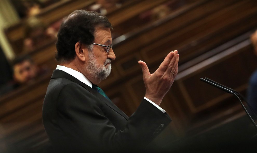 El presidente del Gobierno, Mariano Rajoy, durante su intervención ante el pleno del Congreso, en la primera jornada de la moción de censura presentada por el PSOE contra el Gobierno. EFE/ J.J.Guillén