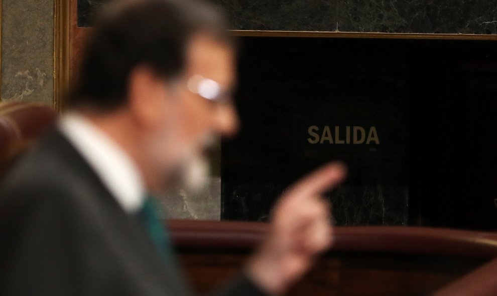 El presidente del Gobierno, Mariano Rajoy, durante su intervención ante el pleno del Congreso, en la primera jornada de la moción de censura presentada por el PSOE contra el Gobierno. EFE/ J.J. Guillén