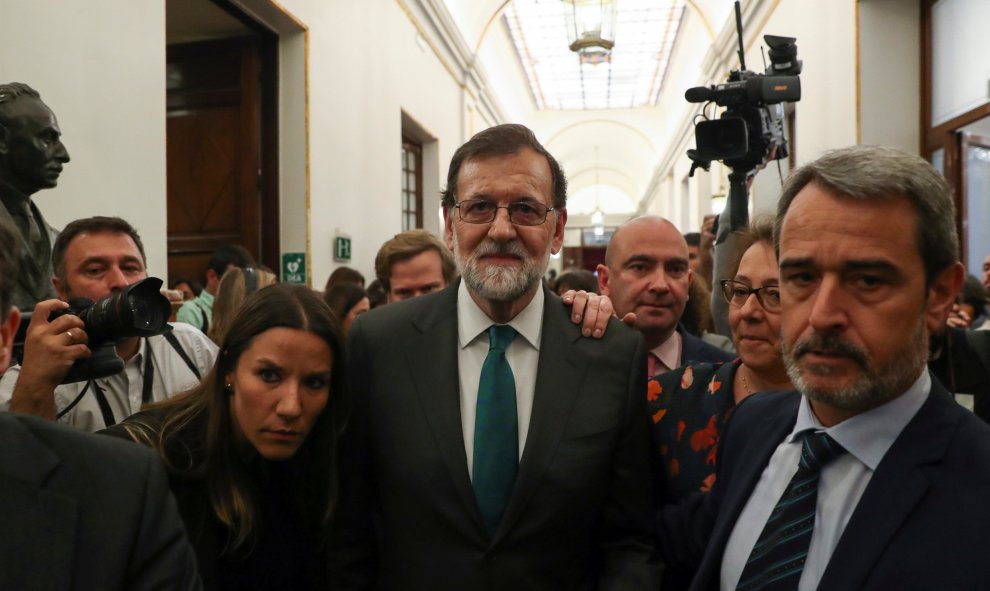 El presidente del Gobierno, Mariano Rajoy, abandona el hemiciclo tras la primera sesión del debate de la moción de censura presentada por el PSOE. REUTERS/Sergio Perez