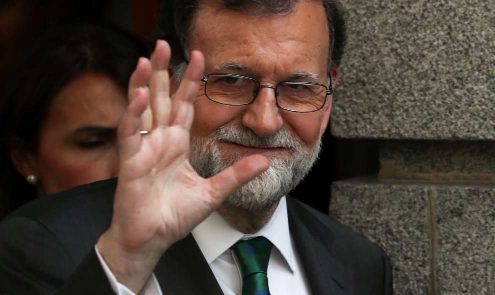 El presidente del Gobierno, Mariano Rajoy, saluda a su salida del Congreso, en el receso de la primera sesión del debate de la moción de censura presentada por el PSOE. REUTERS/Sergio Perez