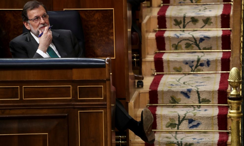 El presidente del Gobierno, Mariano Rajoy, sigue desde su escaño en el banco azul del Congreso la intervenciones del debate de la moción de censura presentada por el PSOE. REUTERS/Sergio Perez