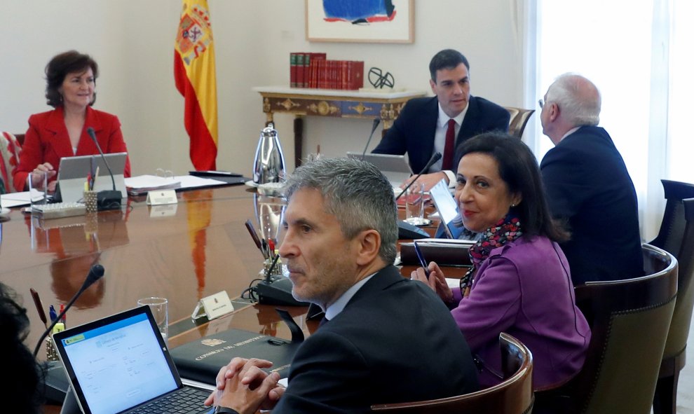 Pedro Sánchez conversa con Borrell y otros ministros. EFE/Chema Moya