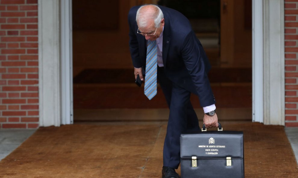 Josep Borrell recoge su cartera a su llegada al primer Consejo del nuevo Gobierno. REUTERS/Susana Vera