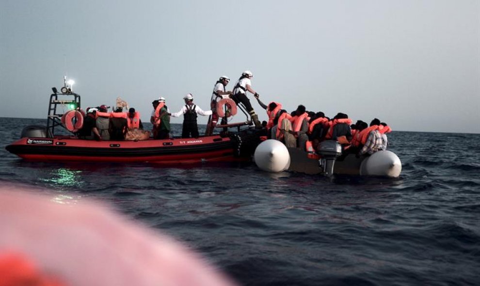 Rescate en alta mar, en la madrugada del domingo 10 de junio, de parte de los 629 inmigrantes que han sido rescatados por el barco Aquarius. SOS MEDITERRANEE/Kenny Karpov