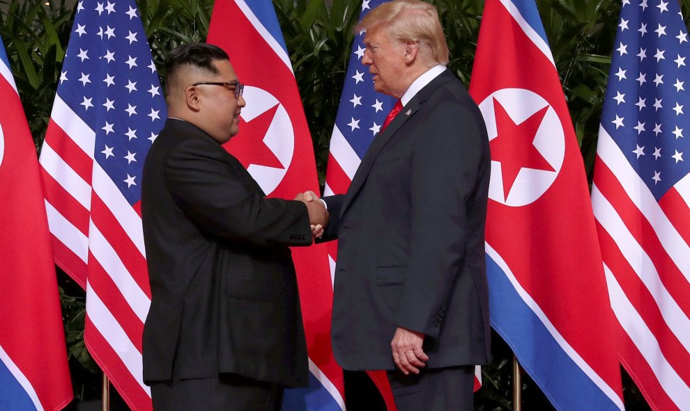 El presidente de EEUU, Donald Trump, y el líder norcoreano Kim Jong Un se saludan en la cumbre de Singapur. /REUTERS