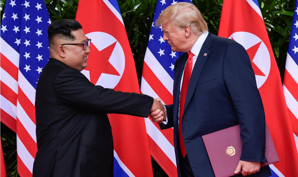 El presidente de Estados Unidos y el líder de corea del Norte estrechan la mano tras un histórico encuentro en Singapur. / Reuters