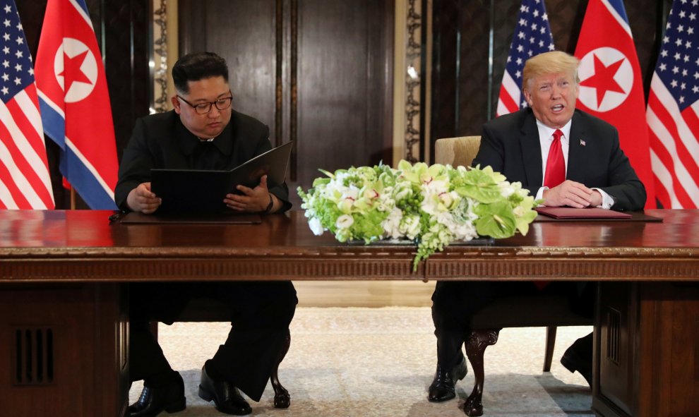 Kim Jong-un lee la declaración que han firmado conjuntamente él y Donald Trump en la histórica cumbre de Singapur. /EFE