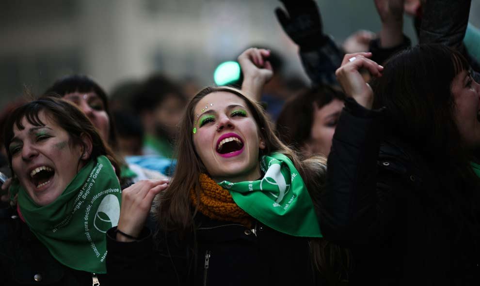 La alegría fue especialmente intensa entre las mujeres argentinas que tomaron masivamente las calles adyacentes al Congreso durante las 23 horas que duró el debate. (DAVID FERNÁNDEZ | EFE)