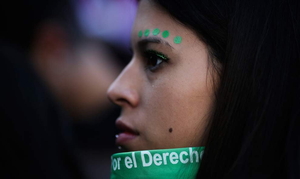 La emoción embargó a muchas de las manifestantes. (DAVID FERNÁNDEZ | EFE)