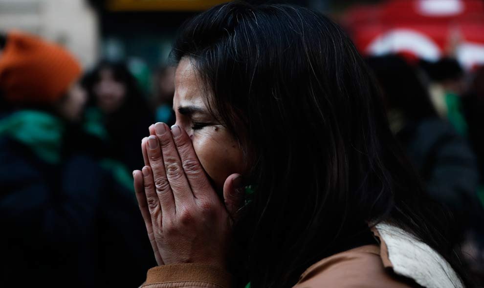 Una mujer llora tras aprobarse la ley del aborto en Argentina. (DAVID FERNÁNDEZ | EFE)