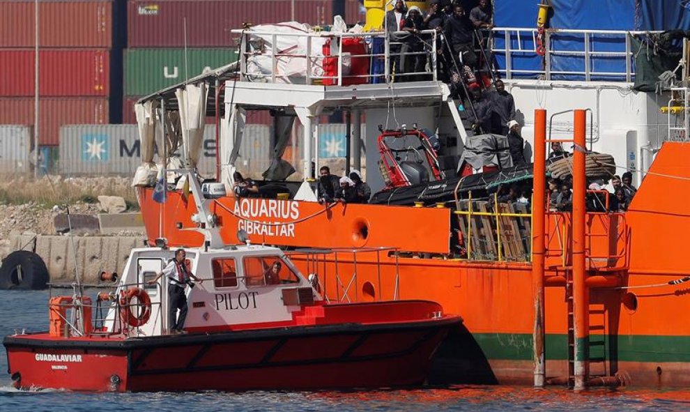 El barco humanitario Open Arms acompaña al Aquarius (en el que hay 51 mujeres, 45 hombres y diez menores) en su entrada al puerto. - EFE