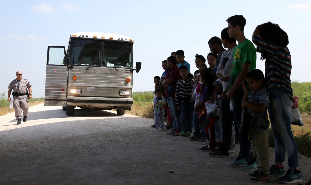 Migrantes retenidos cerca de McAllen, Texas. REUTERS/Loren Elliott