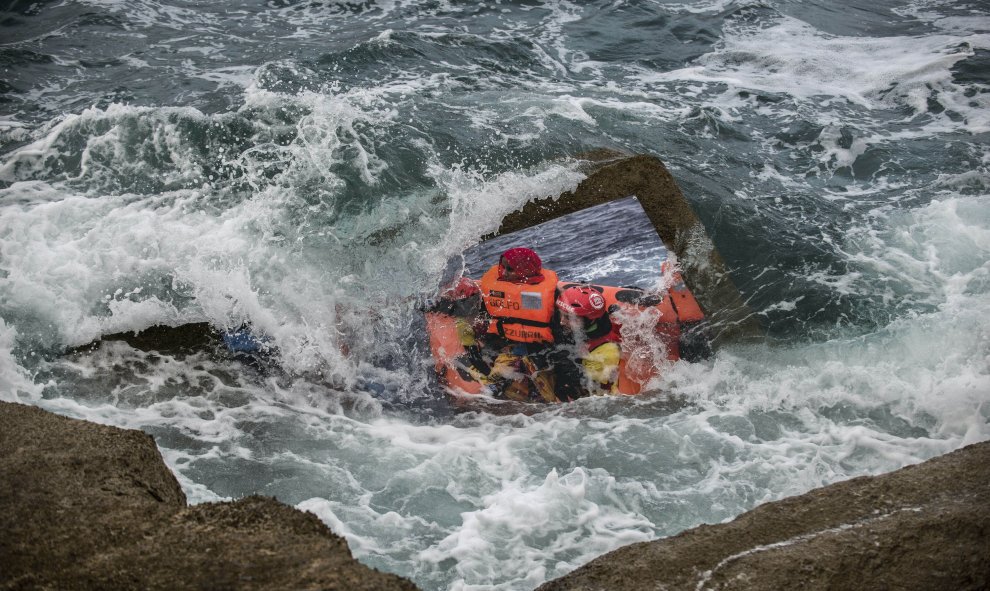 Fotografía en el rompeolas de Castro Urdiales que refleja el rescate de los migrantes en el Mediterráneo. OLMO CALVO