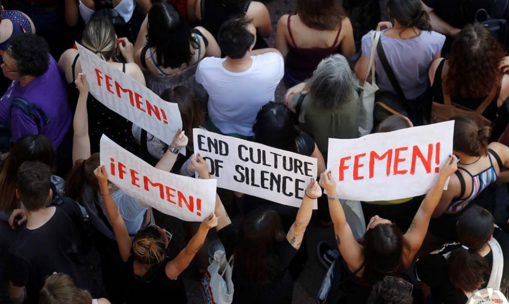 Manifestación de mujeres en Madrid, esta tarde ante el Ministerio de Justicia, en protesta por la puesta en libertad de 'La Manada'. (JUAN CARLOS HIDALGO | EFE)