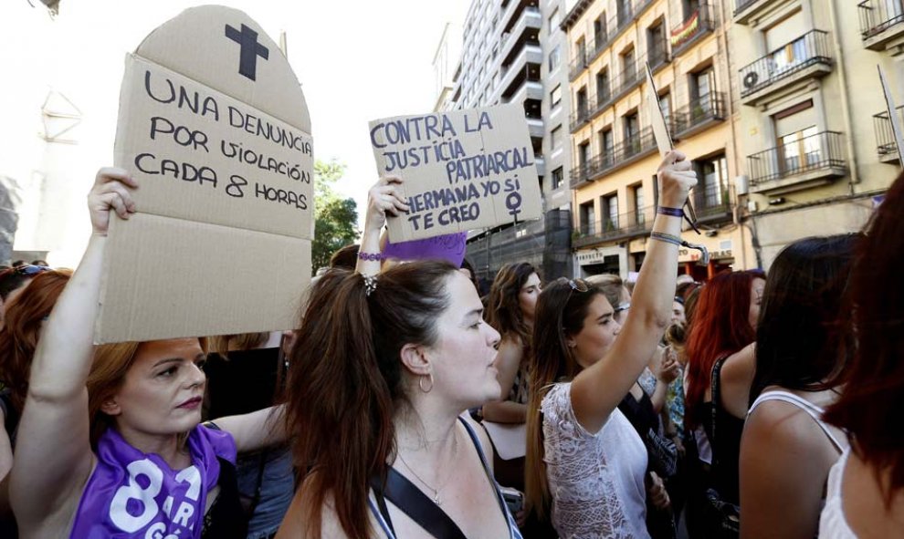 Manifestación de mujeres en Zaragoza. (JAVIER BELVER | EFE)