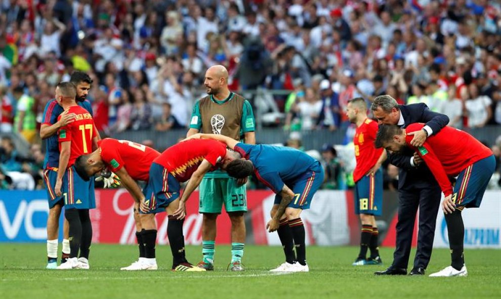 Los jugadores de la selección española tras perder en la tanda de penaltis durante el partido España-Rusia.. EFE