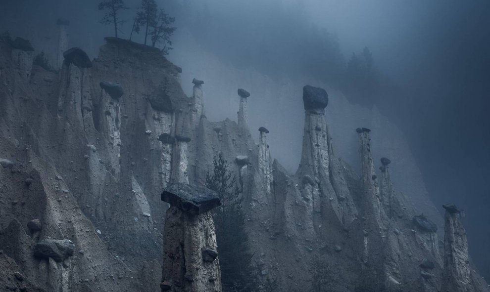 Las torres de arena, conocidas como las pirámides de Plata, situadas en Tirol (Italia). Tercer premio (Naturaleza) del concurso Travel Photographer of the year 2018. MARCO GRASSI/NATIONAL GEOGRAPHIC