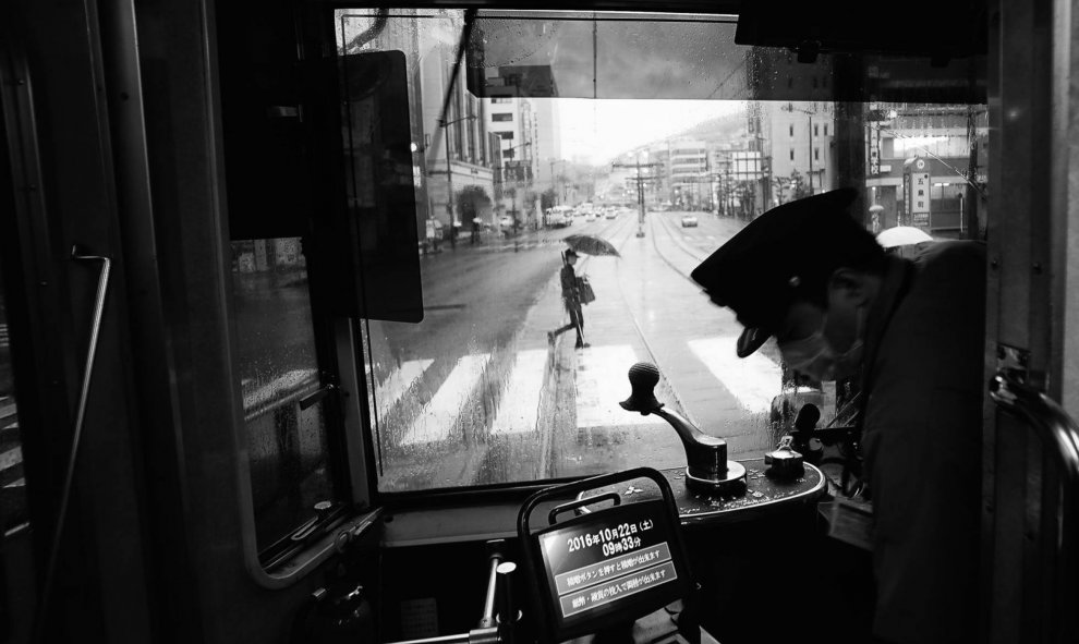 Vista de la calle principal desde un tranvía en Nagasaki (Japón), en un día lluvioso. Primer premio (Ciudades) del concurso Travel Photographer of the year 2018. HIRO KURASHINA/NATIONAL GEOGRAPHIC