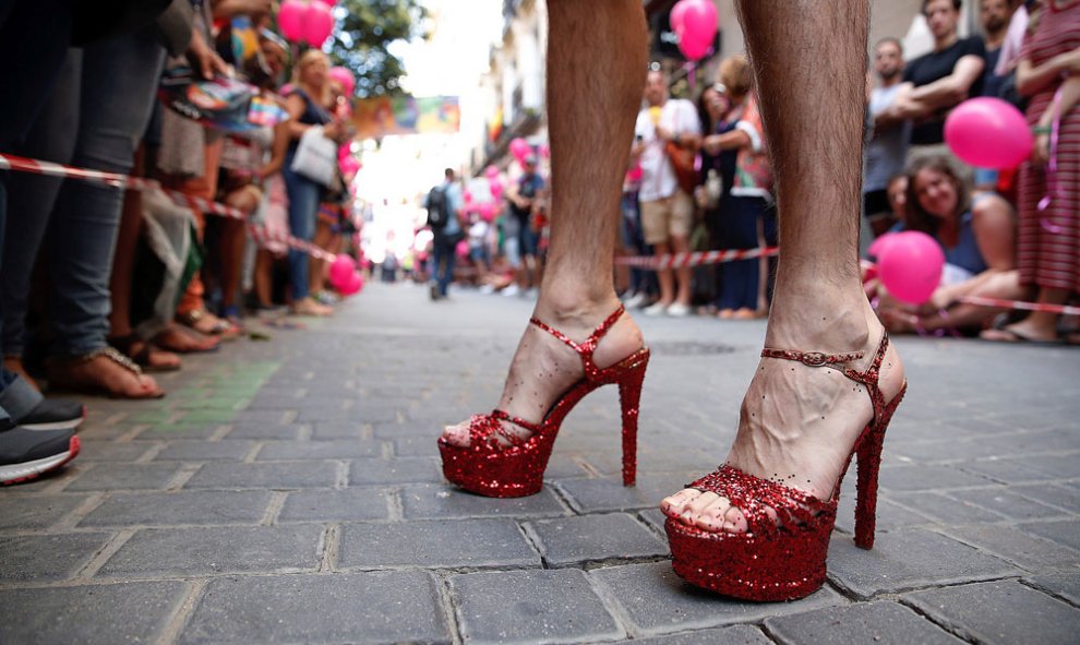 Unas sandalias de tacón que un participante ha usado durante la tradicional carrera de tacones en la calle Pelayo de Madrid con motivo del Orgullo LGTBI. EFE/Javier López.