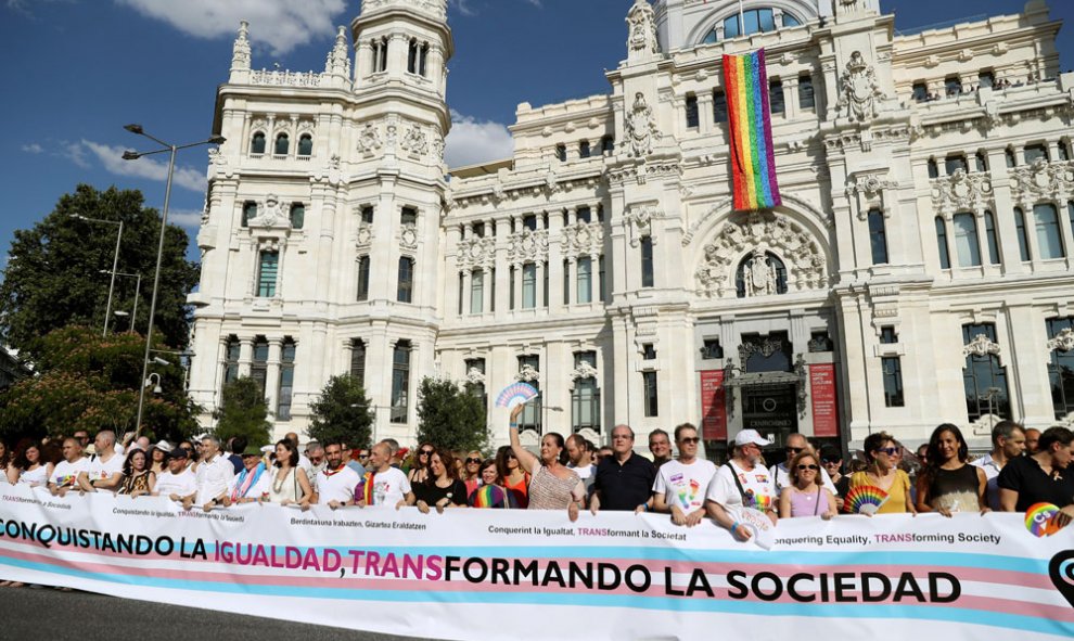 Cabecera de la manifestación del Orgullo frente al Ayuntamiento de Madrid, con la bandera arcoiris. EFE/J.J. Guillén