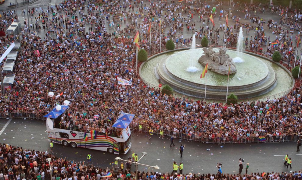 Una de las carrozas del desfile del Orgullo Gay pasa por la plaza de Cibeles, en Madrid. EFE