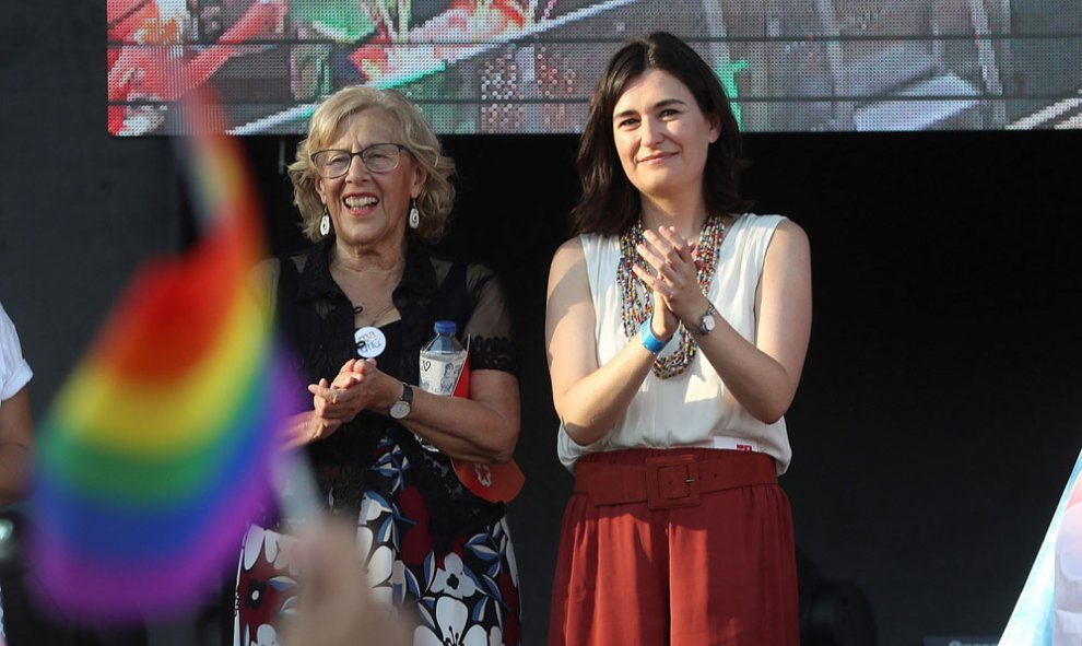 La alcaldesa de Madrid, Manuela Carmena (i), junto a la ministra de Sanidad, Carmen Montón en el escenario instalado en la plaza de Colón de Madrid donde ha finalizado la manifestación del Orgullo. EFE