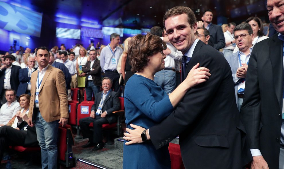 Los candidatos a la Presidencia del PP, Soraya Sáenz de Santamaría y Pablo Casado, se saludan al inicio del XIX Congreso del partido./EFE