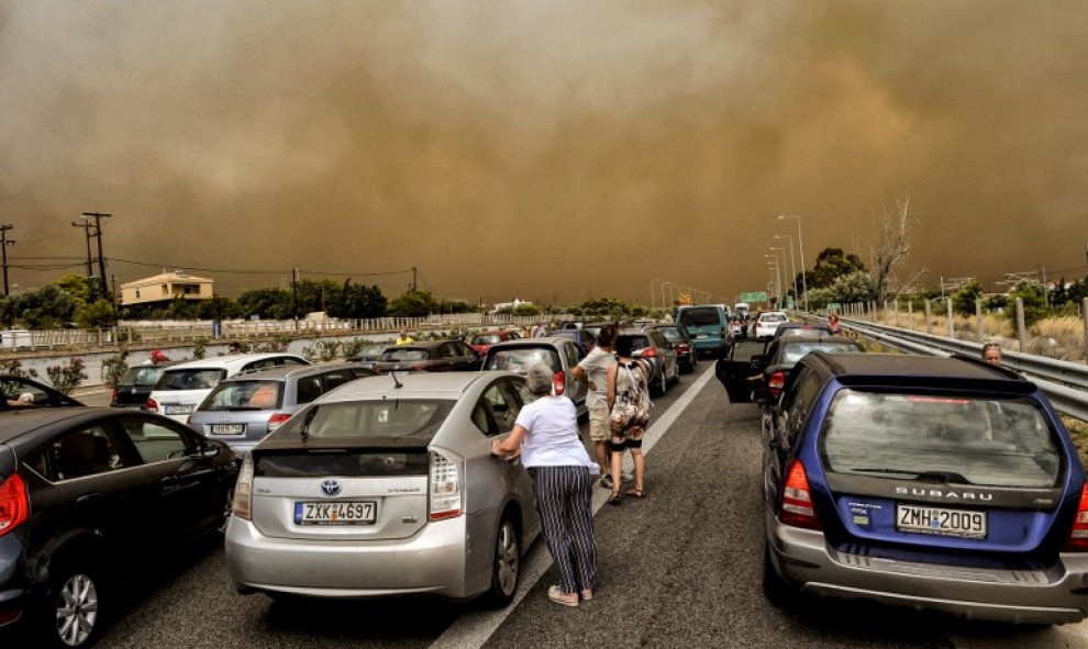 Coches parados en la carretera nacional durante el incendio de Kineta, cerca de Atenas - AFP