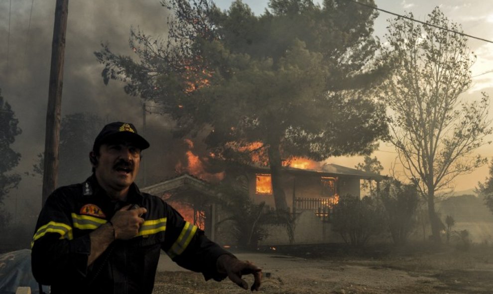 Bomberos reacciona ante el incendio de Kineta - AFP