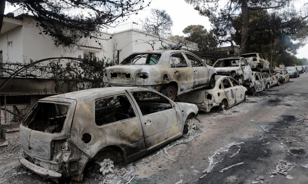 Varios coches calcinados en una zona afectada por los incendios en Argyra Akti, en Mati (Grecia). EFE/Pantelis Saitas