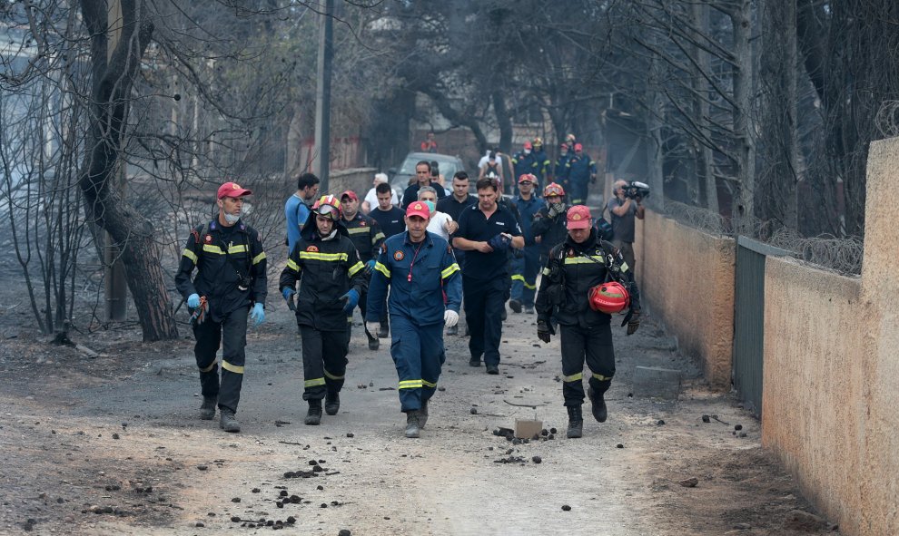 Bomberos permanecen en la zona afectada por los incendios en Argyra Akti, en Mati. EFE/Pantelis Saitas