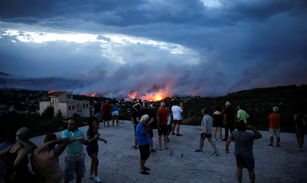 Gente observando el incendio en la ciudad de Rafina, cerca de Atenas. REUTERS/Alkis Konstantinidis