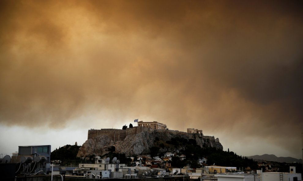 El humo del incendio sobre el templo de Partenón en Atenas. REUTERS/Alkis Konstantinidis