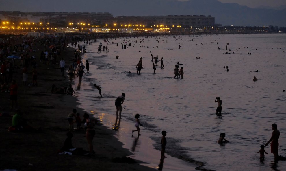 Las playas de Valencia siguen llenas de bañistas, pese haber caído el sol. REUTERS/Heino Kalis