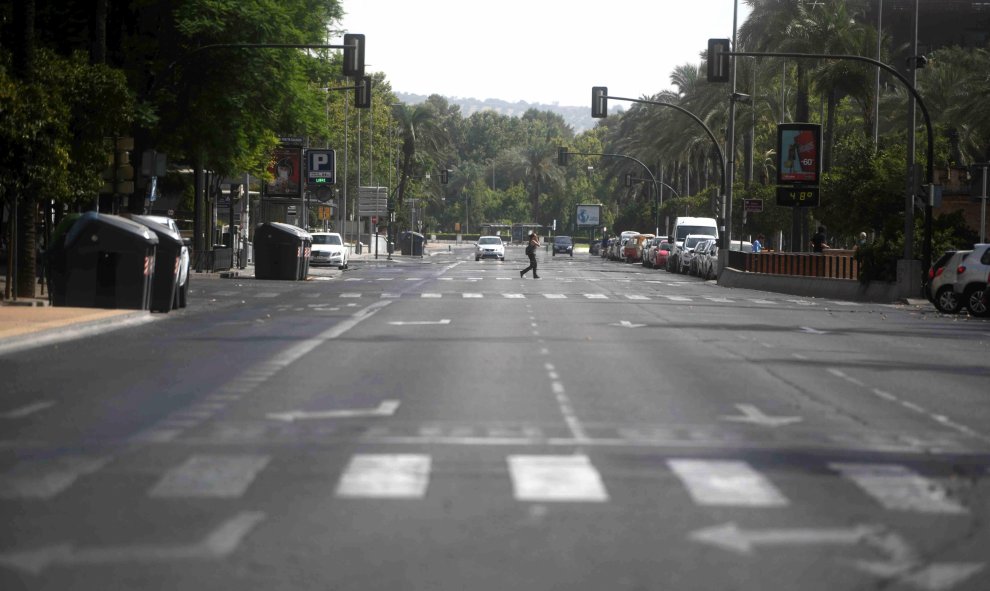 Vista de la avenida de la Victoria de Córdoba en las horas centrales de una jornada marcada por la ola de calor que afecta a toda la Península. EFE /Rafa Alcaide