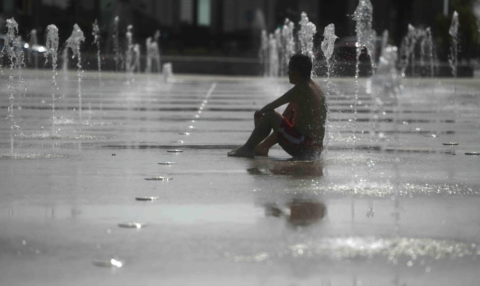 Un hombre se refresca en una fuente de Córdoba debido a las altas temperatura. EFE/Rafa Alcaide