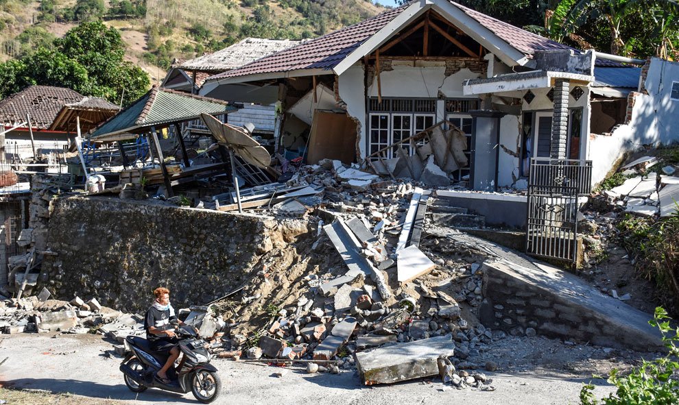 El terremoto en Indonesia ha dejado un centenar de muertos y más de 300 heridos. / Reuters