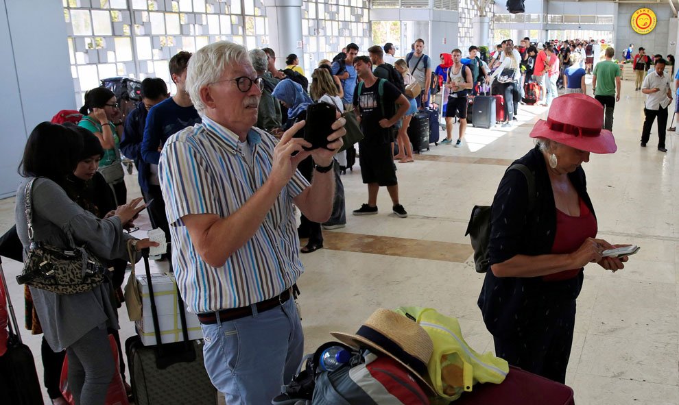 Unos 150 turistas españoles se encuentran en el aeropuerto de Mataram, en Lombok, para abandonar la isla indonesia. / Reuters