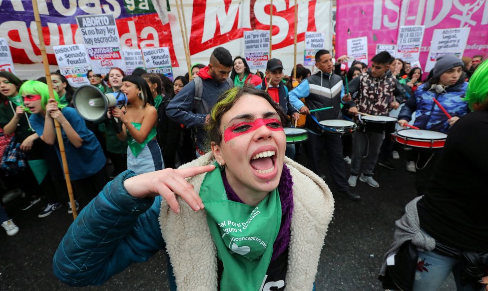 Activistas esperan la decisión del Senado argentino, que está reunido para debatir la posible legalización del aborto en el país./ REUTERS - Marcos Brindicci