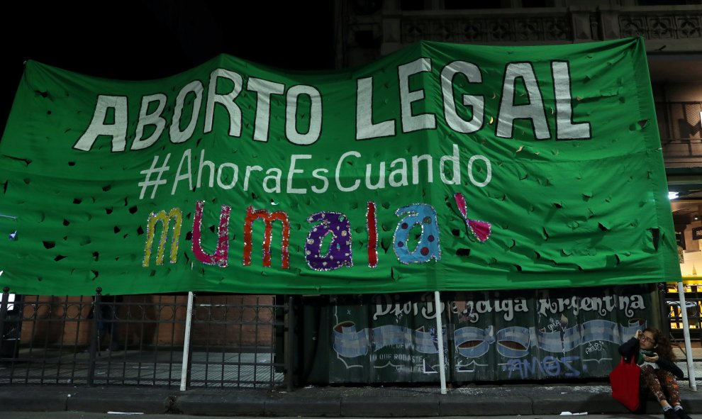 Una mujer junto a una pancarta a favor de la despenalización del aborto, cerca del Congreso argntino, en Buenos Aires. REUTERS/Marcos Brindicci