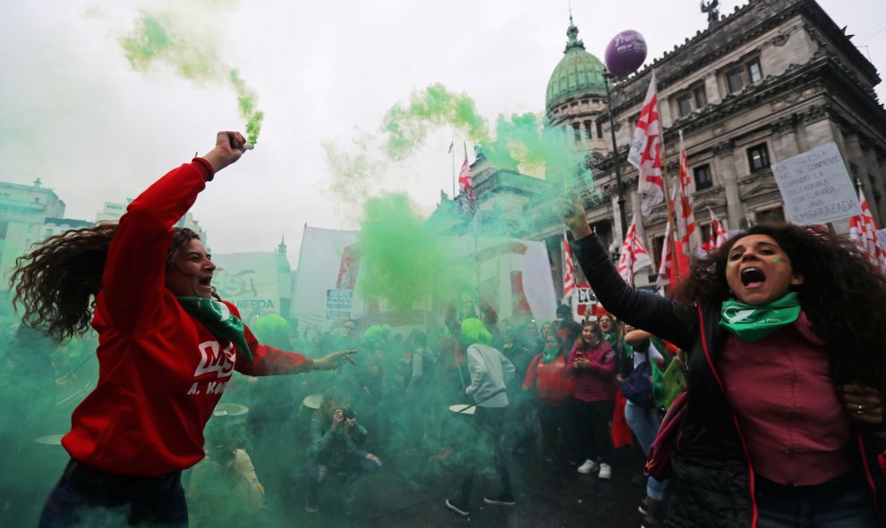 Miles de manifestantes llevan reunidos varias horas a favor de la despenalización del aborto en Argentina. /REUTERS - Marcos Brindicci