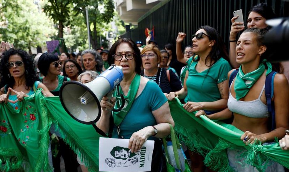 Decenas de personas se suman al "pañuelazo" internacional a favor del aborto legal en Argentina frente a la embajada de ese país en Madrid. / EFE