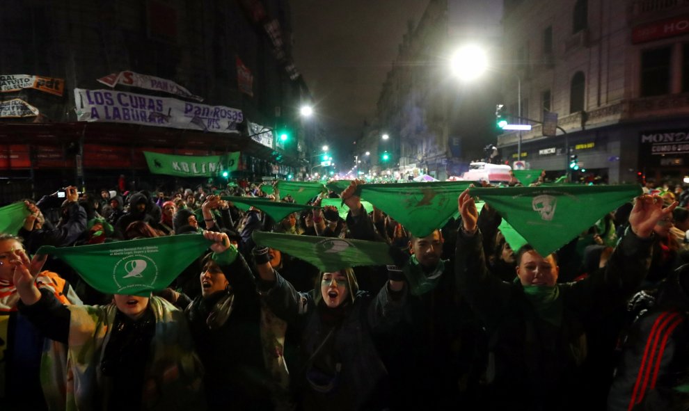 Feministas alzan sus banderas verdes en las calles de Buenos Aires en apoyo de la legalización del aborto/. REUTERS - Marcos Brindicci